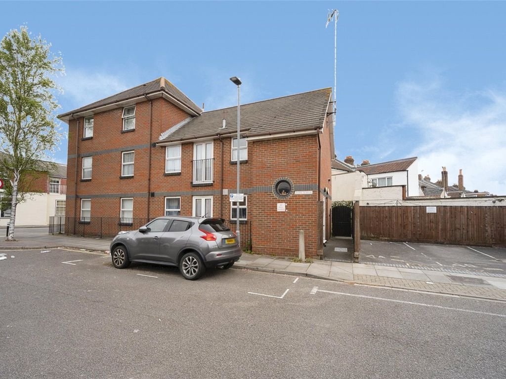 1 bed flat for sale in Guildford Road, Portsmouth, Hampshire PO1, £20,000