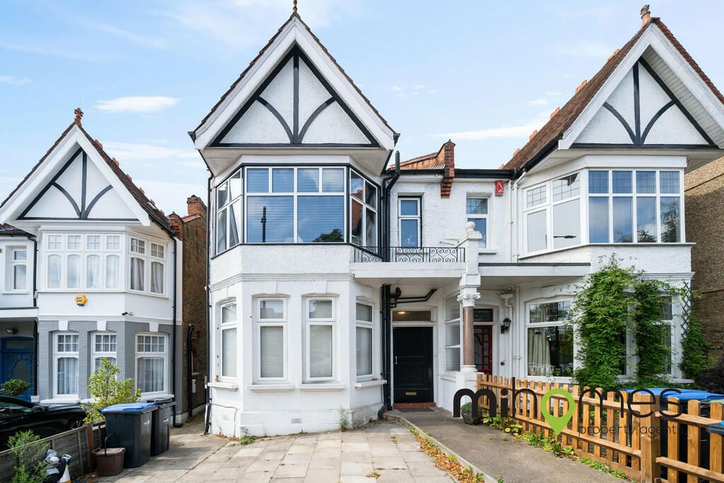 Studio for sale in Fox Lane, London N13, £150,000