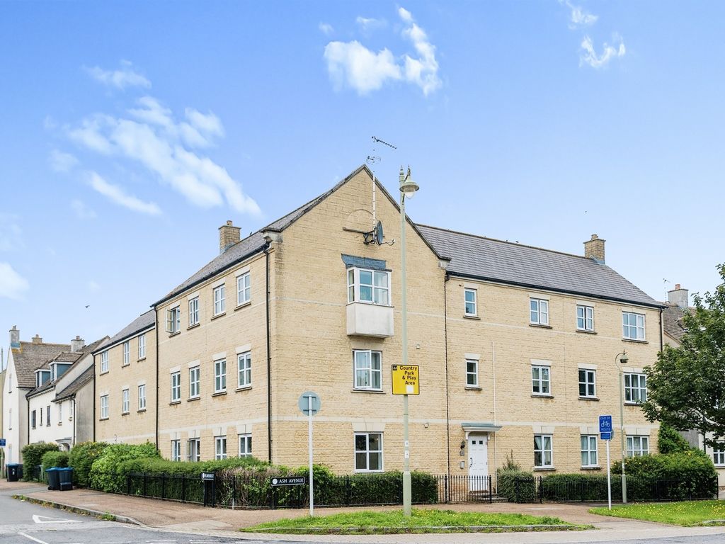 2 bed flat for sale in Elmhurst Way, Carterton OX18, £190,000