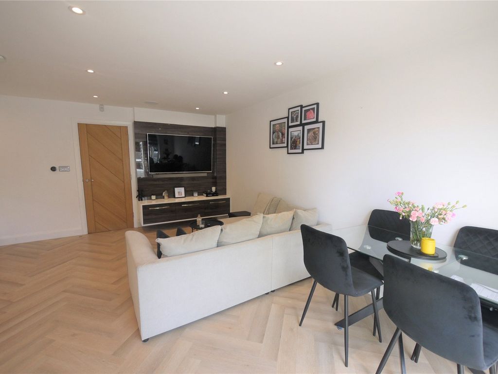 1 bed flat for sale in High Street, Ongar, Essex CM5, £260,000