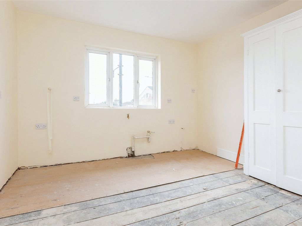 2 bed flat for sale in Cambridge Street, Aylesbury HP20, £140,000