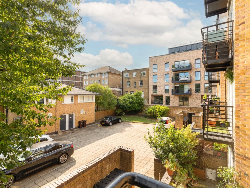 1 bed flat for sale in Portland Rise, London N4, £300,000