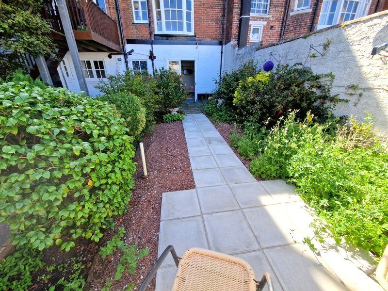 2 bed flat for sale in The Beacon, Exmouth EX8, £275,000
