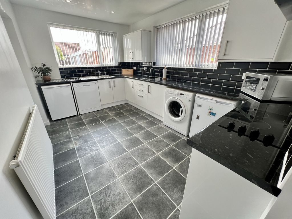 2 bed bungalow for sale in Newcastle Avenue, Cleveleys FY5, £180,000