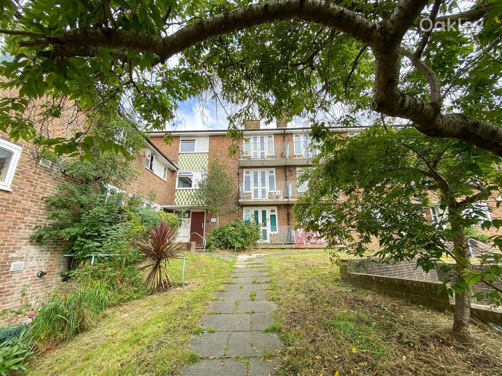 1 bed flat for sale in Woburn Place, Brighton BN1, £200,000