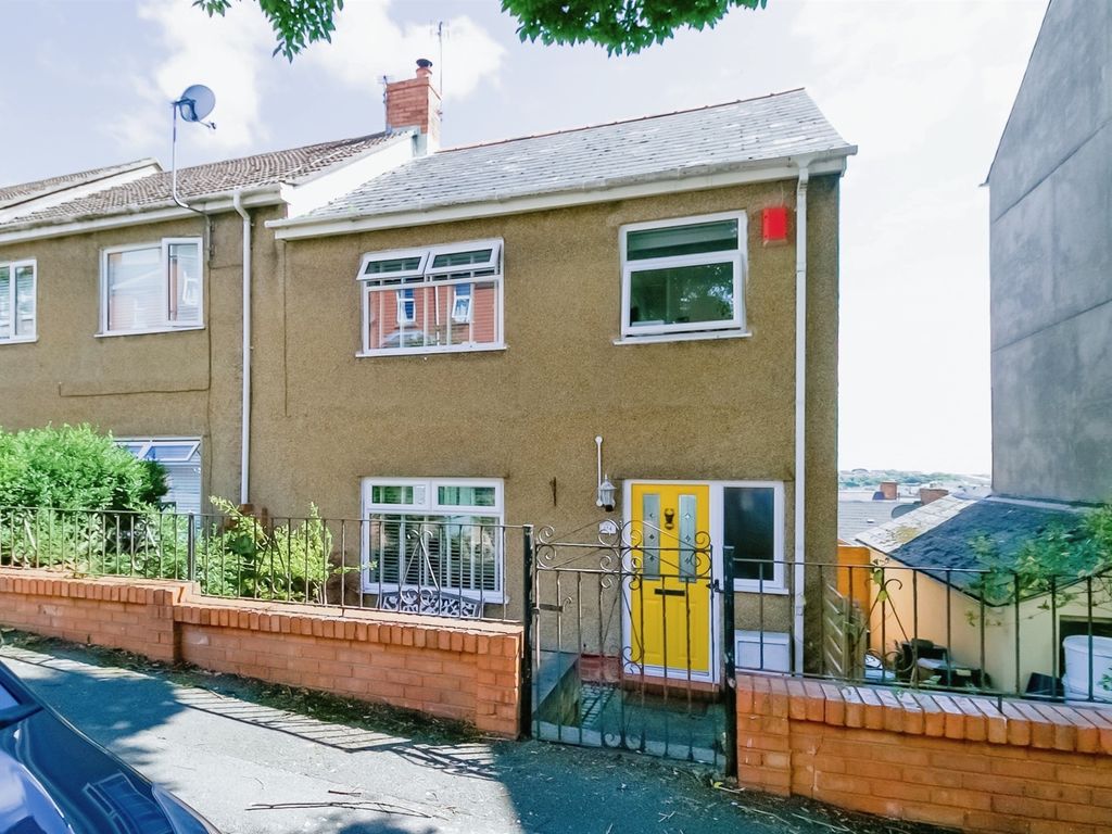 3 bed end terrace house for sale in Porthkerry Road, Barry CF62, £250,000