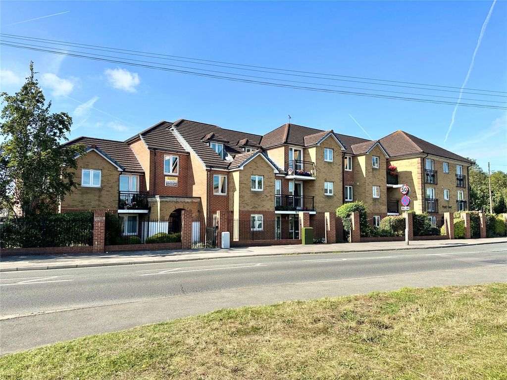 2 bed flat for sale in Yorktown Road, College Town, Sandhurst, Berkshire GU47, £160,000