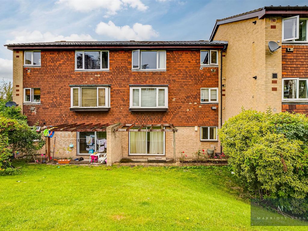 2 bed flat for sale in Bardsley Close, Croydon CR0, £275,000