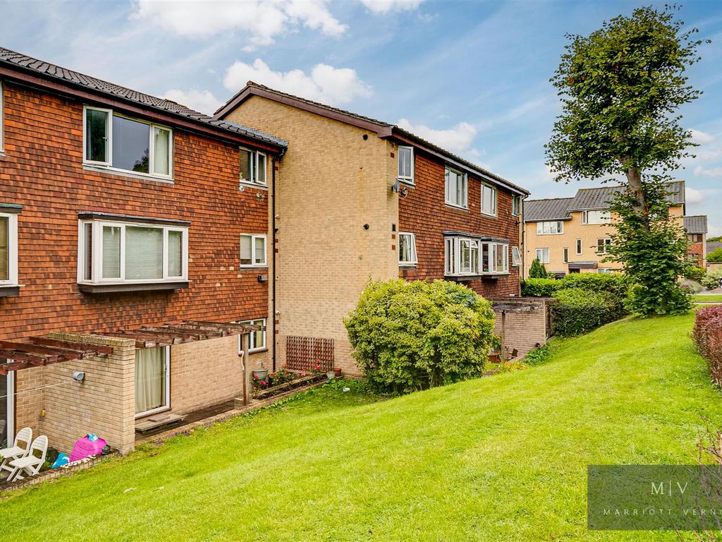 2 bed flat for sale in Bardsley Close, Croydon CR0, £275,000