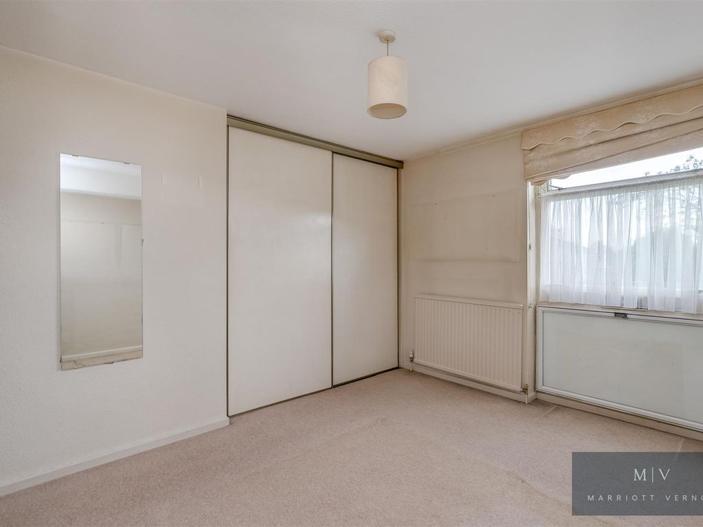 2 bed flat for sale in Bardsley Close, Croydon CR0, £275,000