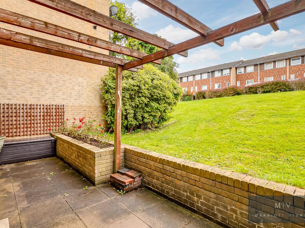 2 bed flat for sale in Bardsley Close, Croydon CR0, £275,000