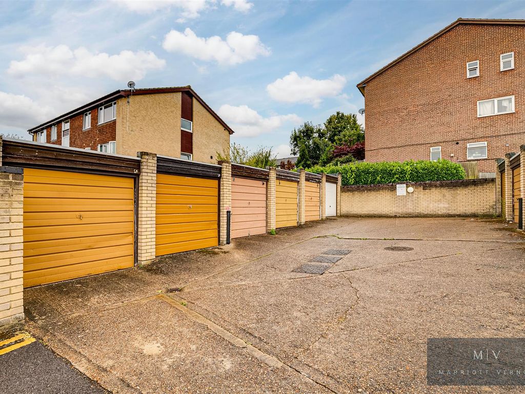 2 bed flat for sale in Bardsley Close, Croydon CR0, £275,000