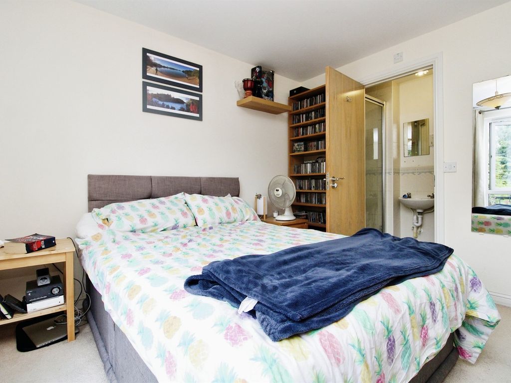 2 bed flat for sale in Ffordd Garthorne, Cardiff CF10, £190,000