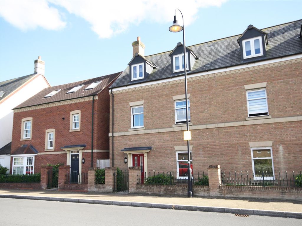 2 bed flat for sale in East Wichel Way, Swindon SN1, £165,000