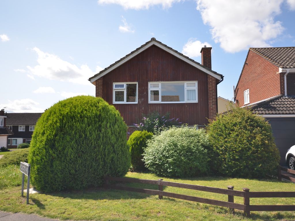 3 bed detached house for sale in Wellington Way, Salisbury, Wiltshire SP2, £325,000