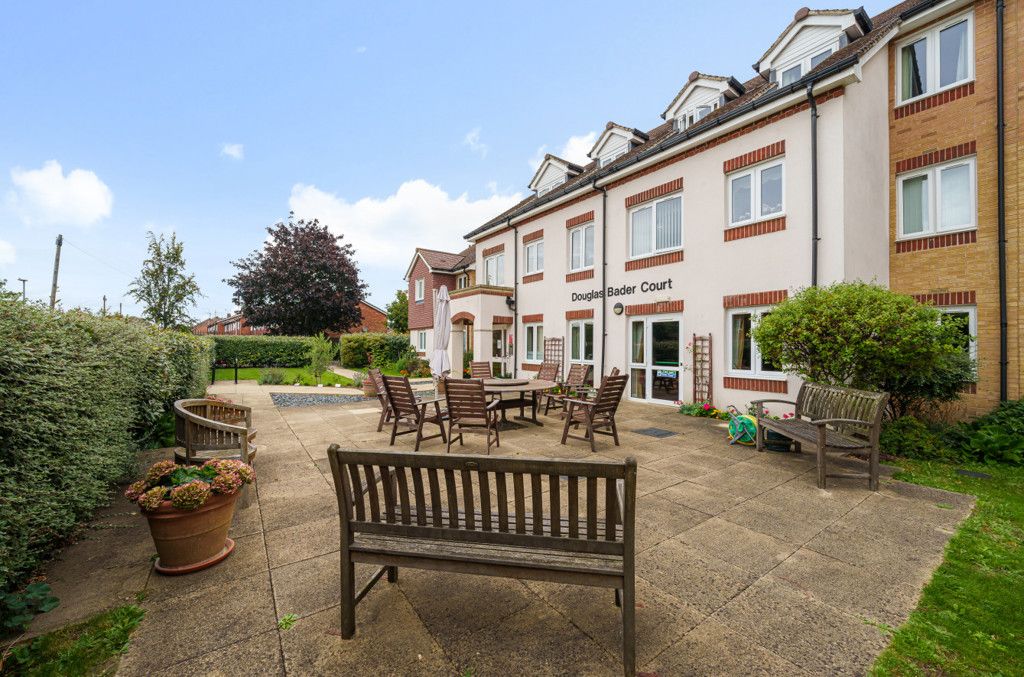 2 bed flat for sale in Howth Drive, Woodley, Reading RG5, £250,000