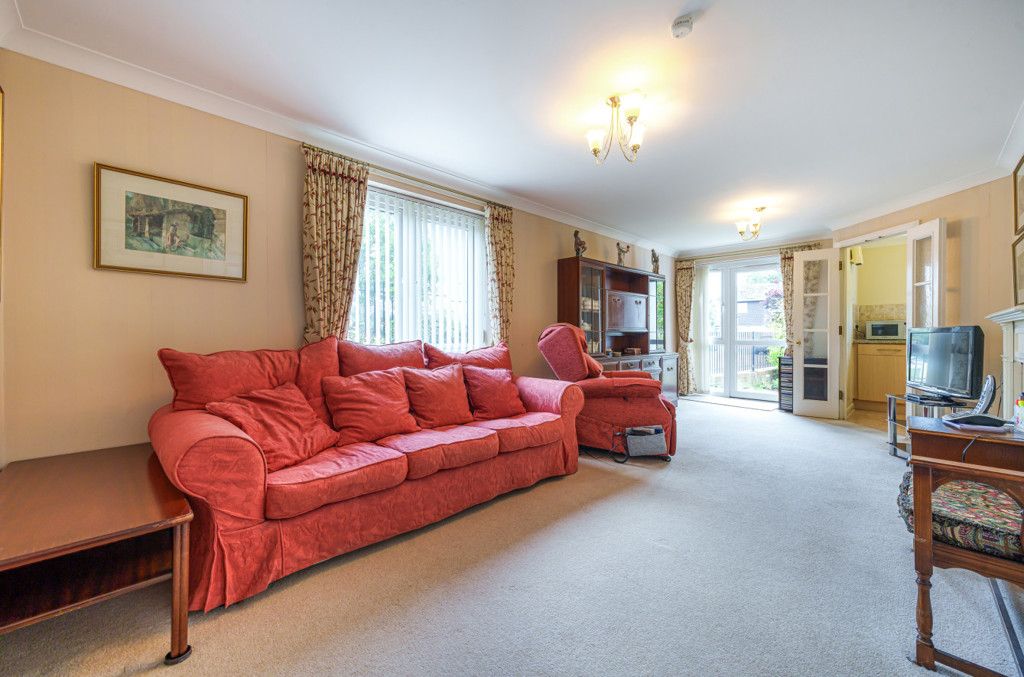 2 bed flat for sale in Howth Drive, Woodley, Reading RG5, £250,000