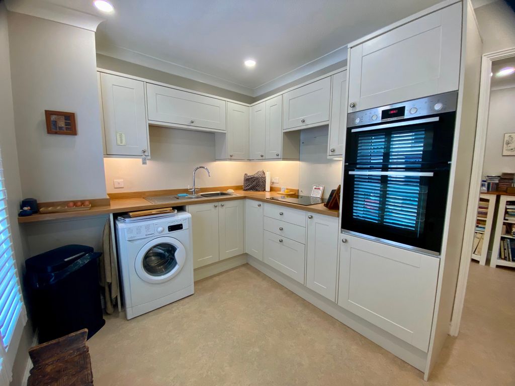 2 bed flat for sale in Tor Haven, Abbey Road, Torquay TQ2, £100,000