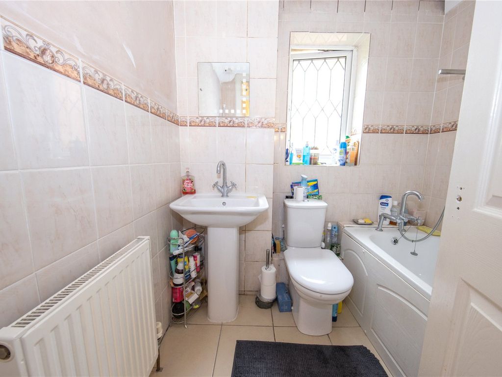 3 bed terraced house for sale in Hitchin Road, Luton, Bedfordshire LU2, £269,995