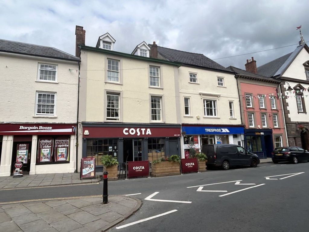 2 bed flat for sale in High Street, Brecon LD3, £190,000