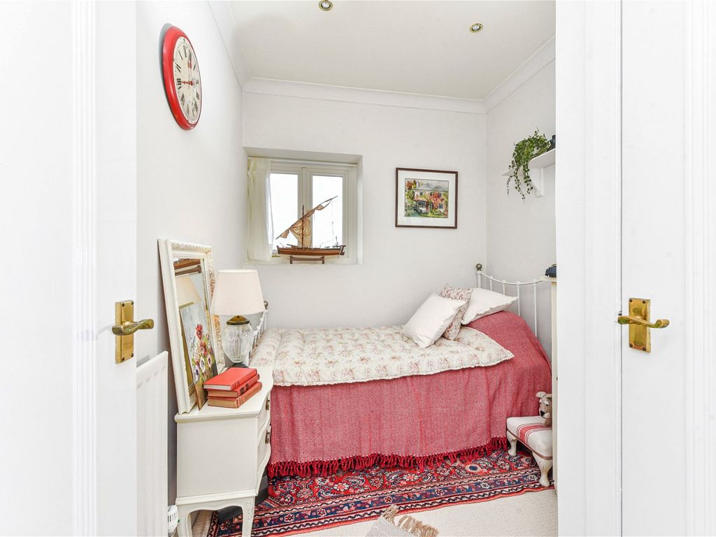 2 bed flat for sale in Barton End, Alton GU34, £269,500