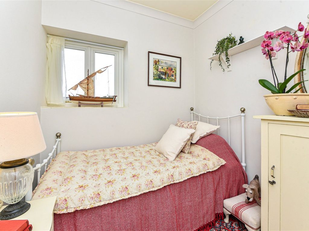 2 bed flat for sale in Barton End, Alton GU34, £269,500