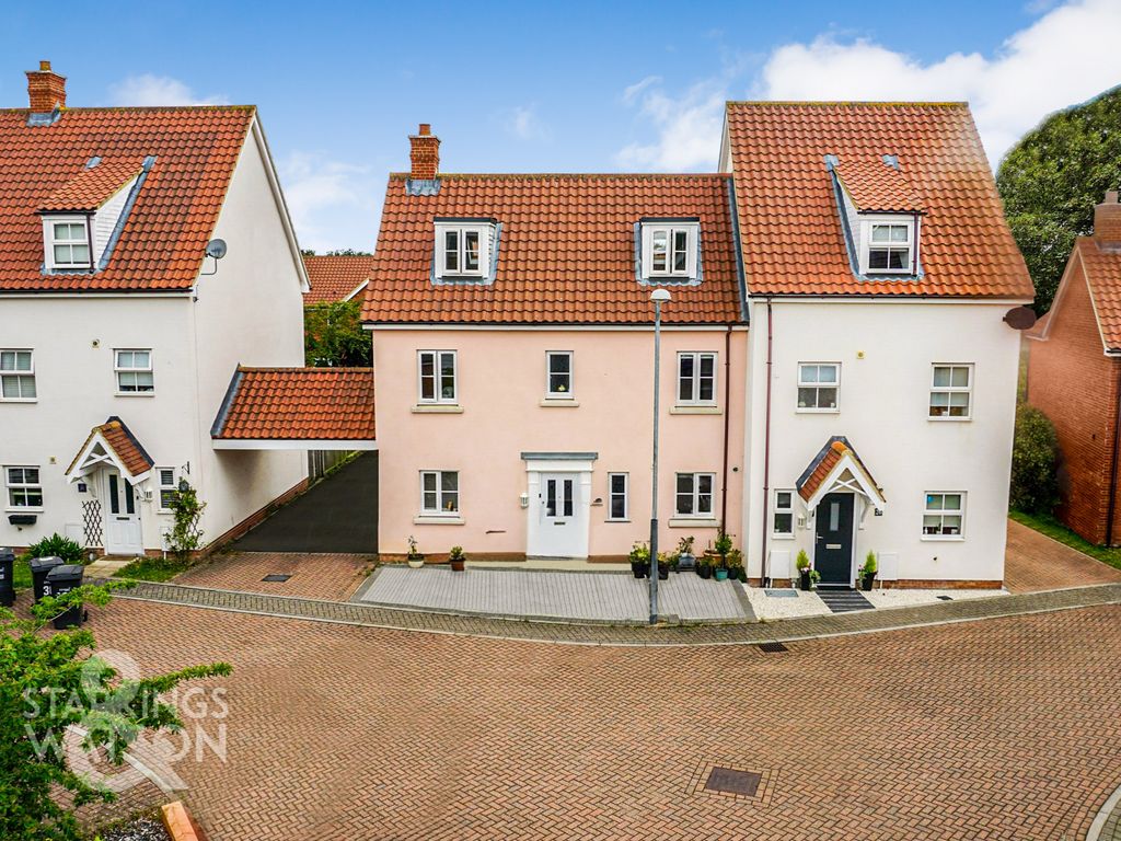 5 bed town house for sale in Petunia Court, Wymondham NR18, £325,000