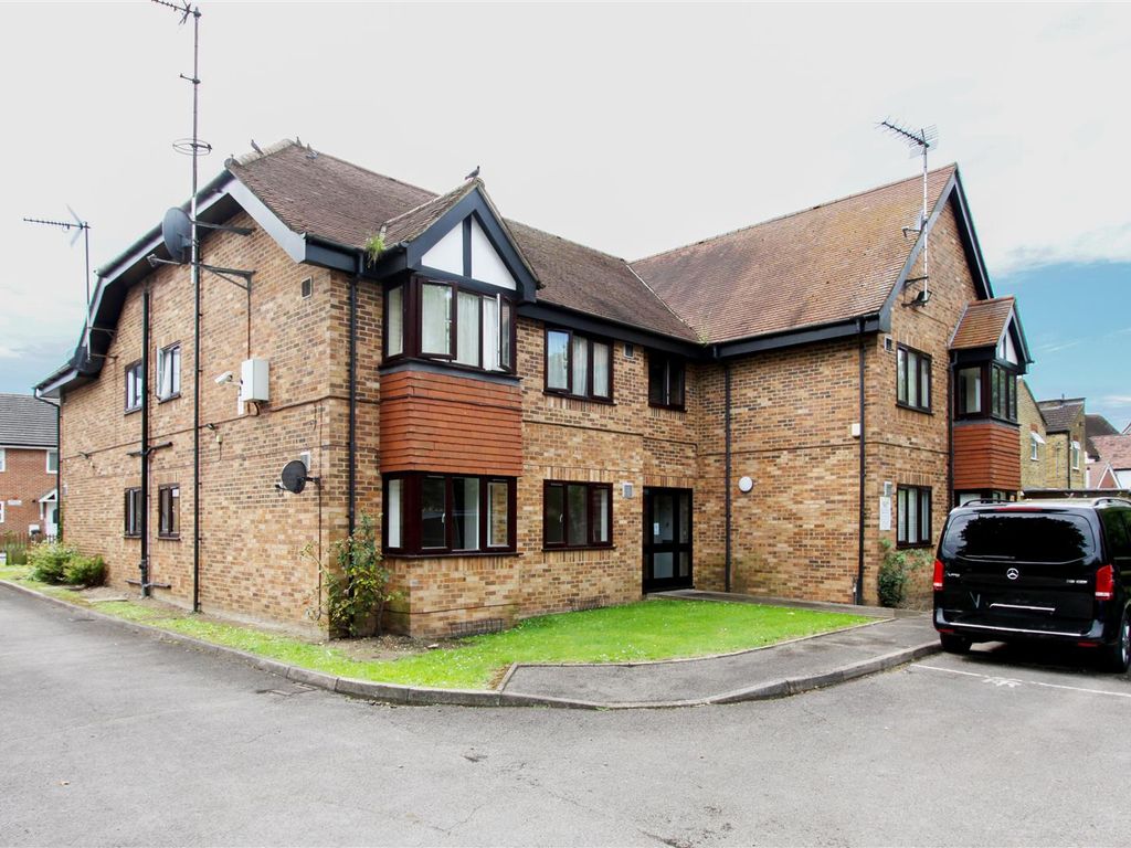 1 bed flat for sale in High Street, Colnbrook, Slough SL3, £225,000