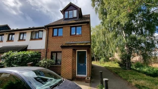 2 bed maisonette for sale in Vellum Drive, Carshalton SM5, £300,000