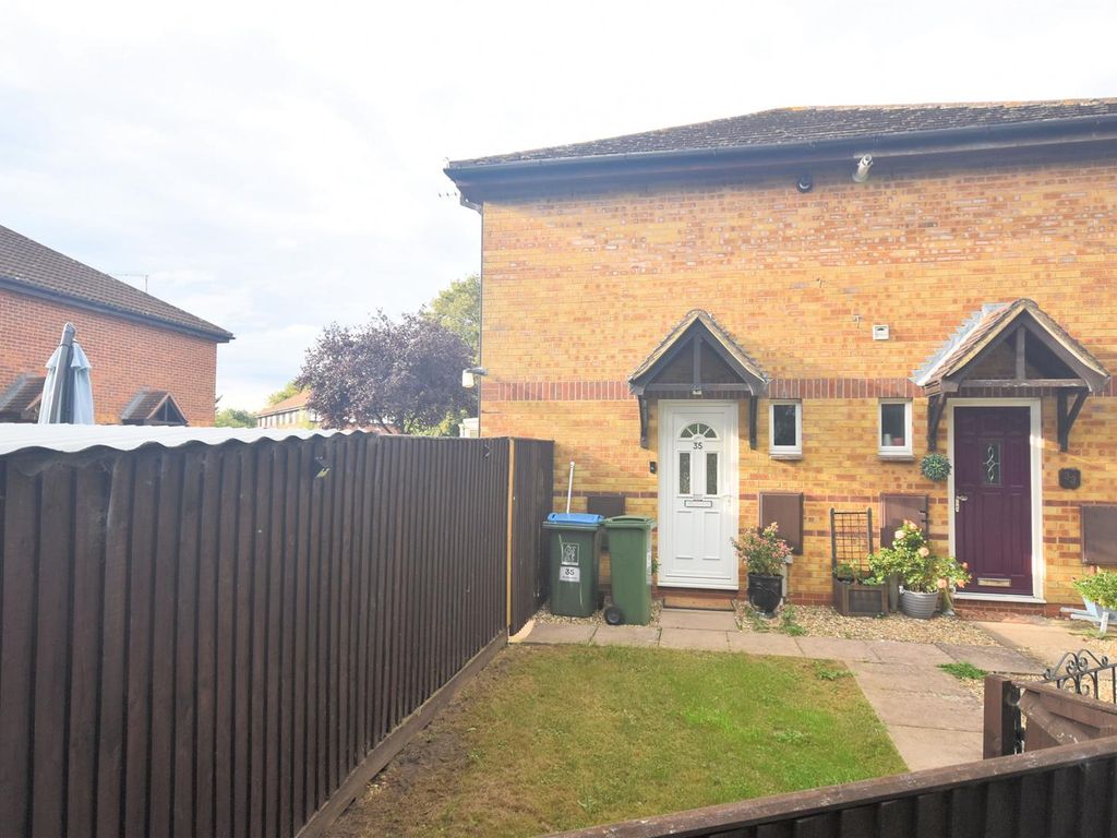 1 bed terraced house for sale in The Pastures, Aylesbury HP20, £225,000