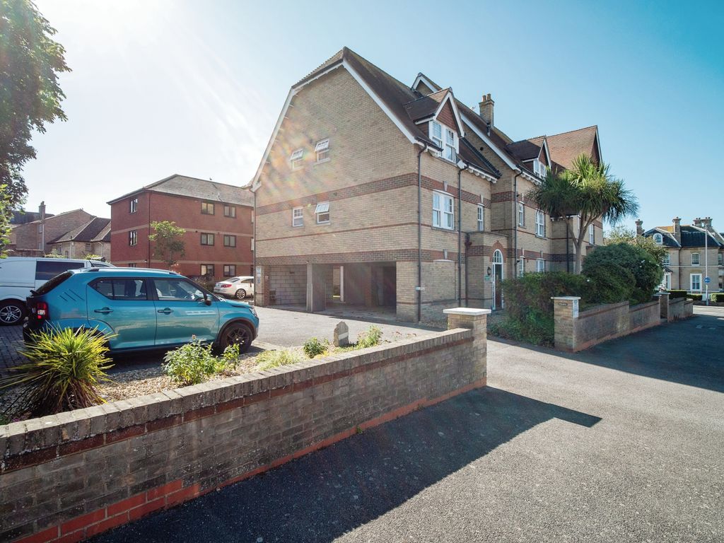 2 bed flat for sale in Melcombe Avenue, Weymouth DT4, £250,000