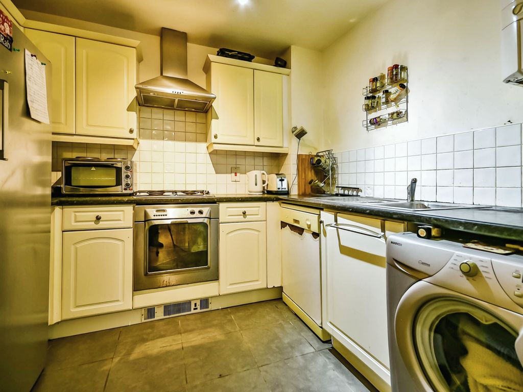 2 bed flat for sale in Montague Road, Manchester, Greater Manchester M16, £160,000