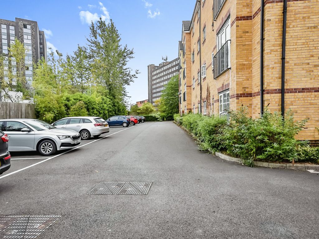 2 bed flat for sale in Montague Road, Manchester, Greater Manchester M16, £160,000