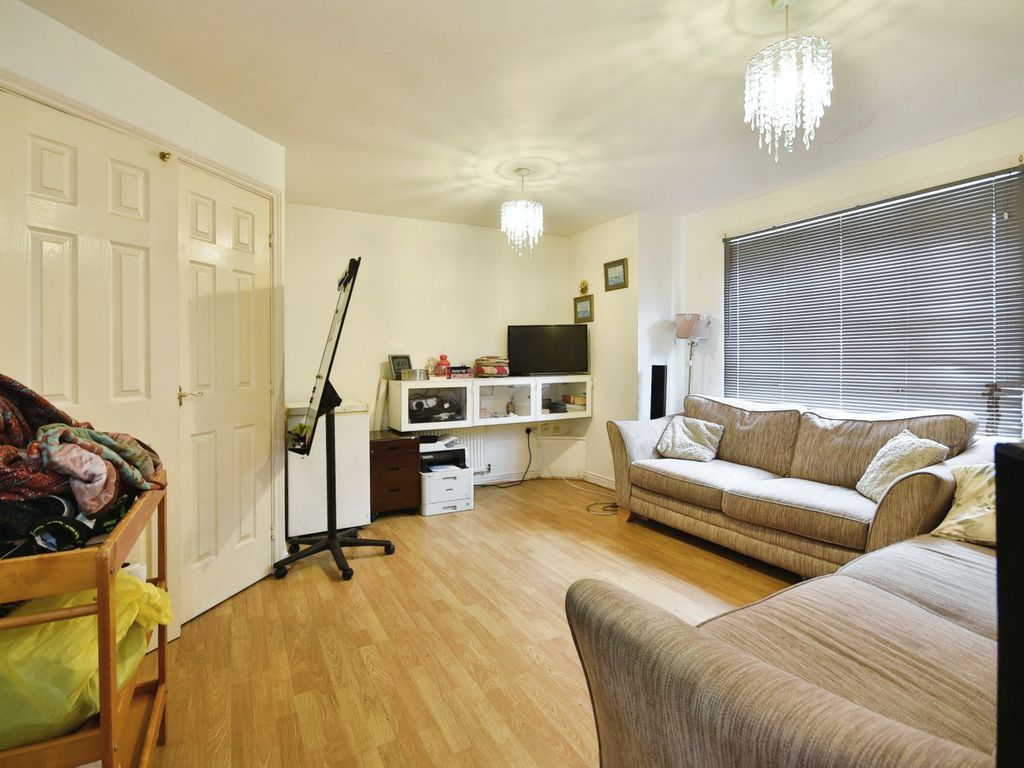 2 bed flat for sale in Montague Road, Manchester, Greater Manchester M16, £160,000