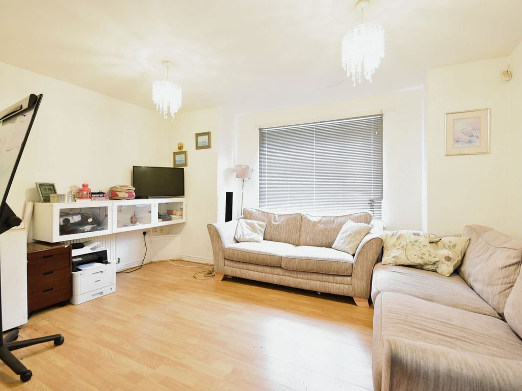 2 bed flat for sale in Montague Road, Manchester, Greater Manchester M16, £160,000