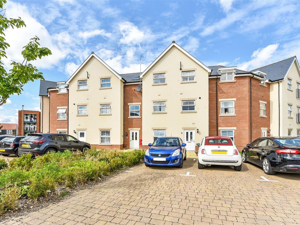 2 bed flat for sale in Heddle Road, Andover SP11, £165,000
