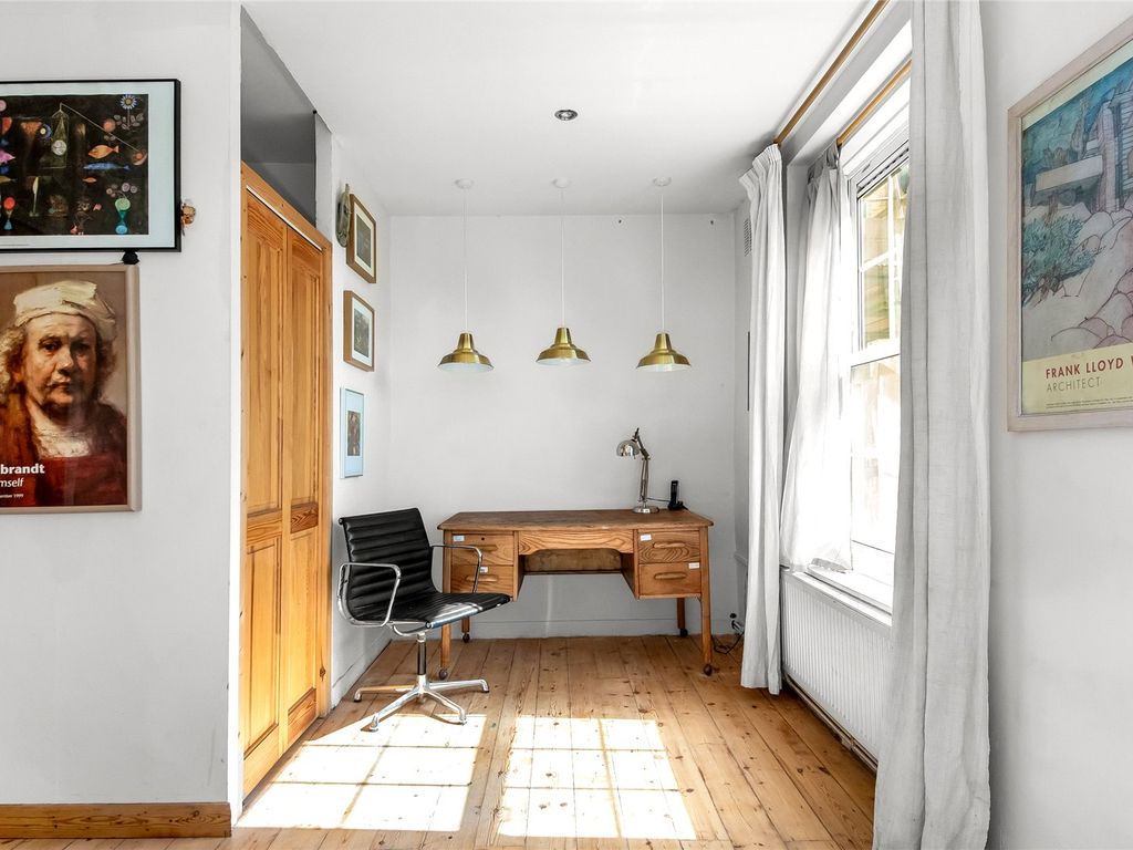 2 bed flat for sale in Tanners Hill, Deptford SE8, £300,000