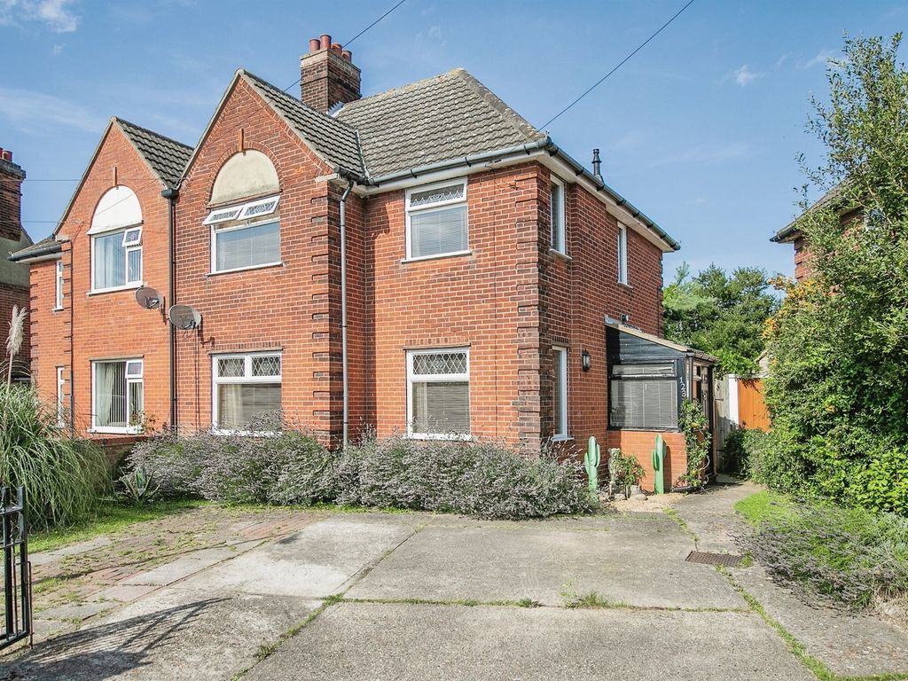 3 bed semi-detached house for sale in Morland Road, Ipswich IP3, £260,000