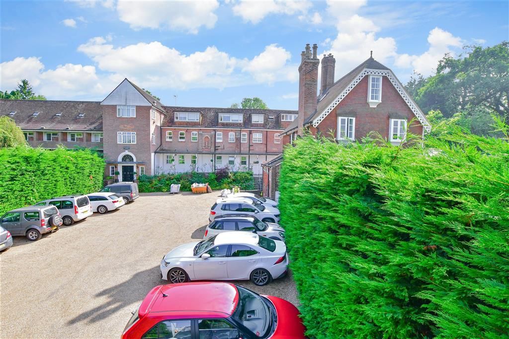 2 bed flat for sale in Spring Lane, Burwash, Etchingham, East Sussex TN19, £225,000