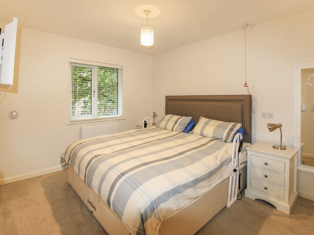 2 bed flat for sale in Farley Court, Farnborough GU14, £149,950