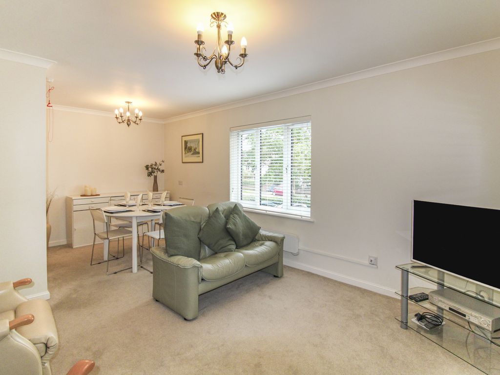 2 bed flat for sale in Farley Court, Farnborough GU14, £149,950
