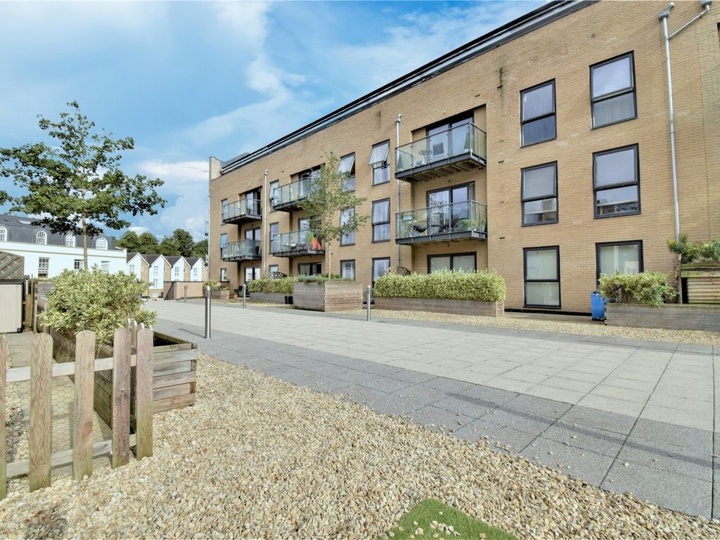 2 bed flat for sale in The Embankment, Nash Mills Wharf, Hemel Hempstead, Hertfordshire HP3, £285,000