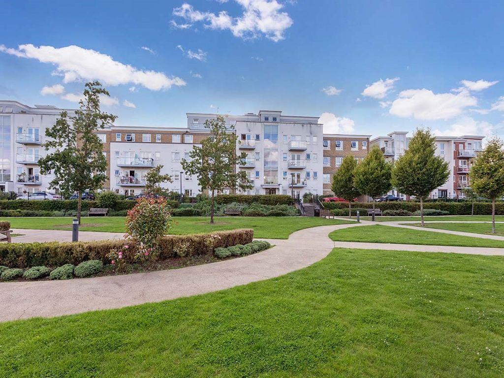 2 bed flat for sale in Heron Way, Maidenhead SL6, £299,950