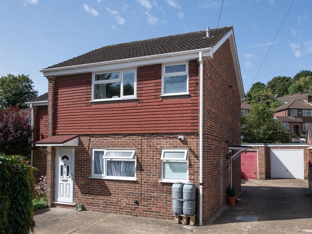 2 bed maisonette for sale in Adelaide Road, High Wycombe HP13, £260,000