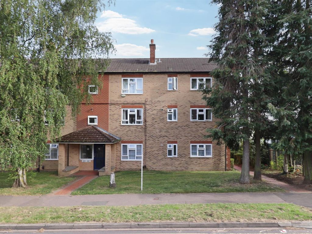 2 bed flat for sale in Drakes Drive, St.Albans AL1, £275,000