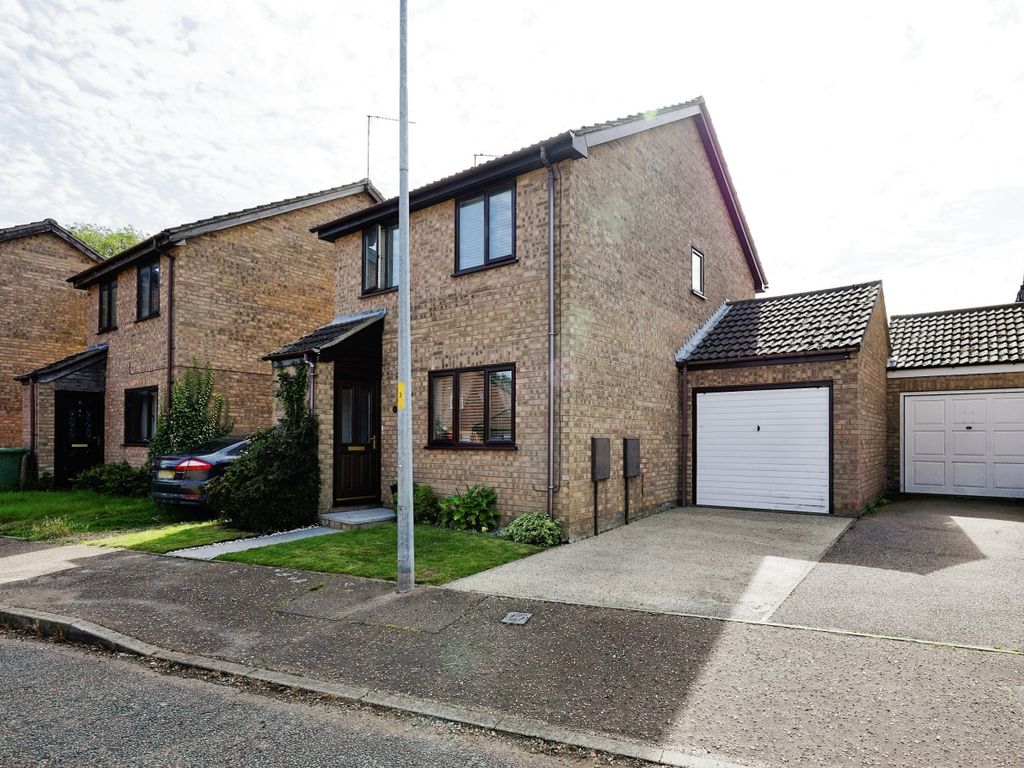3 bed link-detached house for sale in Weavers Close, Norwich NR10, £280,000