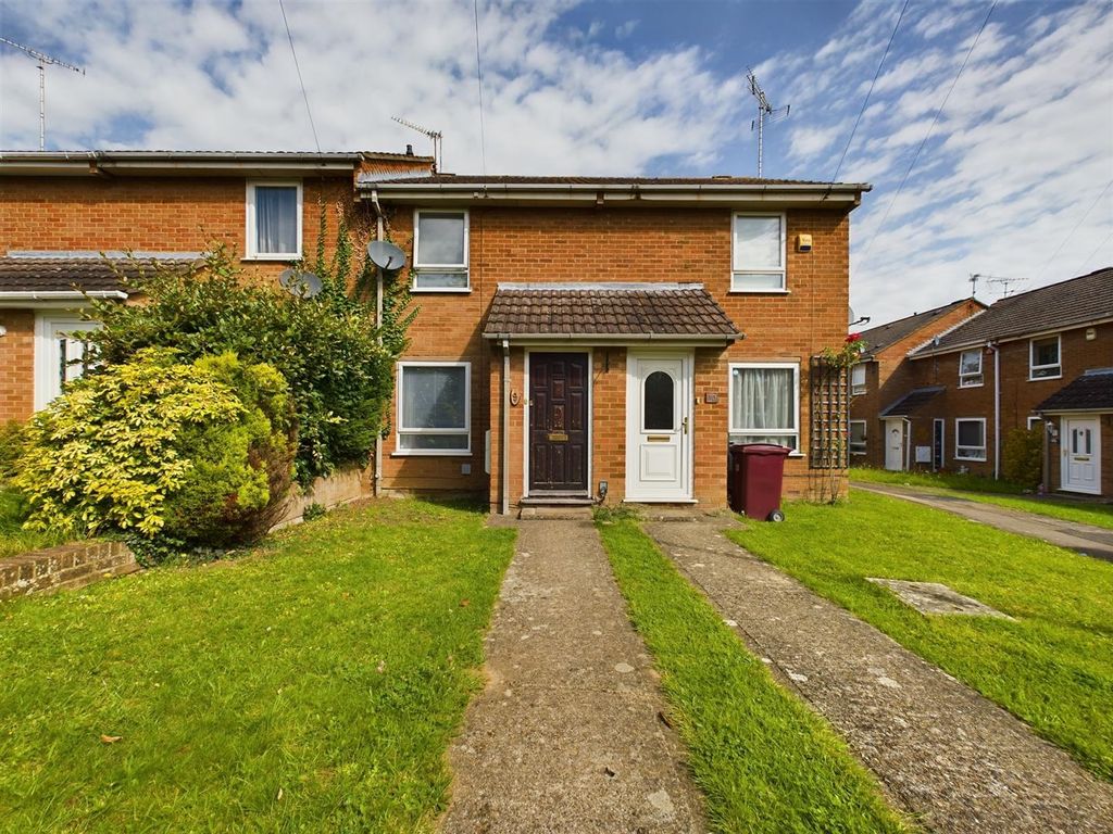 2 bed terraced house for sale in Holkam Close, Tilehurst, Reading RG30, £275,000
