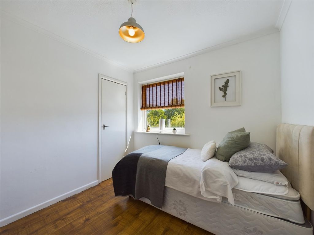 3 bed flat for sale in Hildens Drive, Tilehurst, Reading RG31, £250,000
