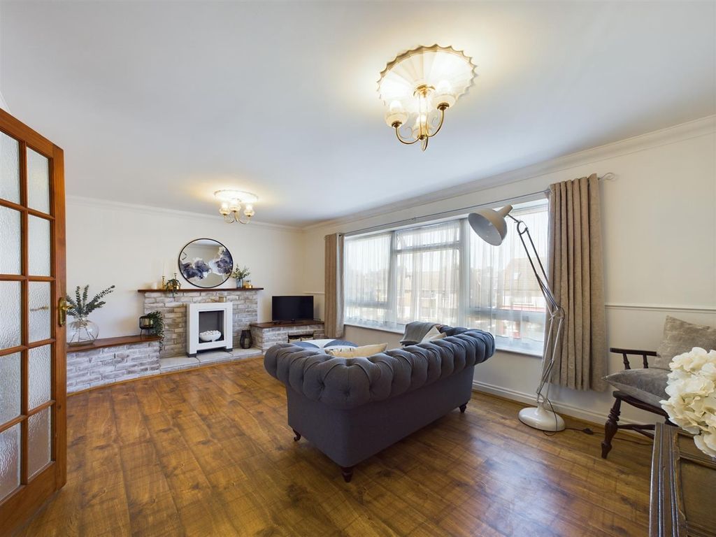 3 bed flat for sale in Hildens Drive, Tilehurst, Reading RG31, £250,000