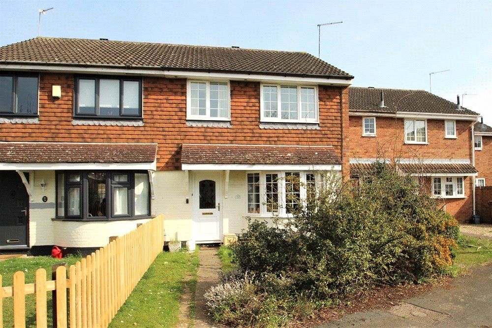 3 bed terraced house for sale in Downer Close, Buckingham MK18, £295,000